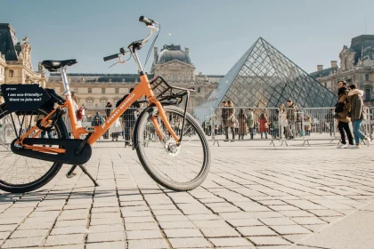 "París adopta la bicicletas ante huelgas y pandemia."