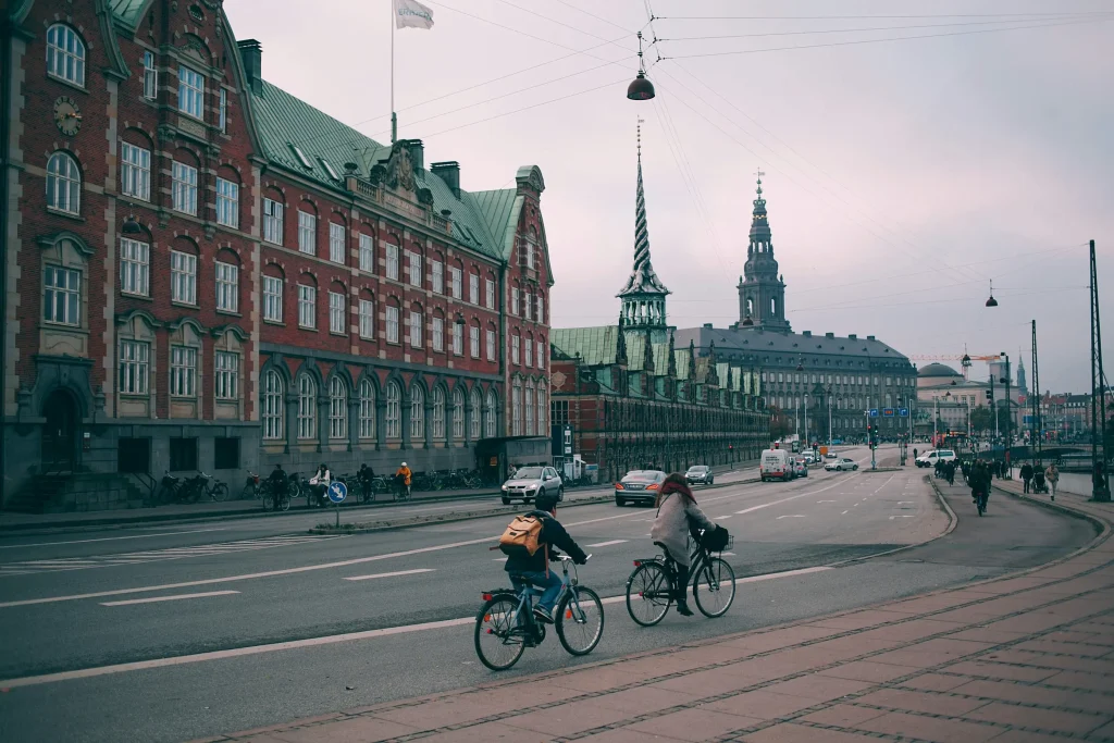 Detalle de la aguja de la torre de la Bolsa de Copenhague que colapsó.