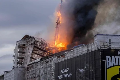 "Llamas de la tragedia: se derrumba la icónica torre de la Bolsa de Copenhague"