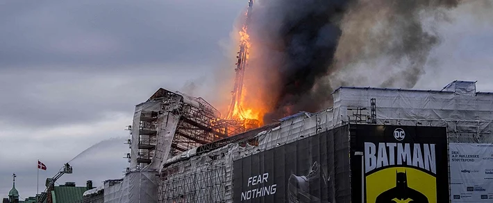 "Llamas de la tragedia: se derrumba la icónica torre de la Bolsa de Copenhague"