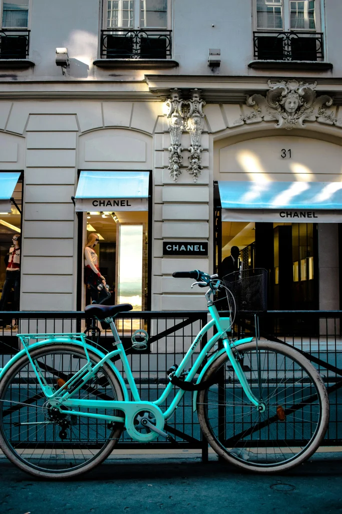 "París lidera en movilidad sostenible: de tráfico a libertad en bici."