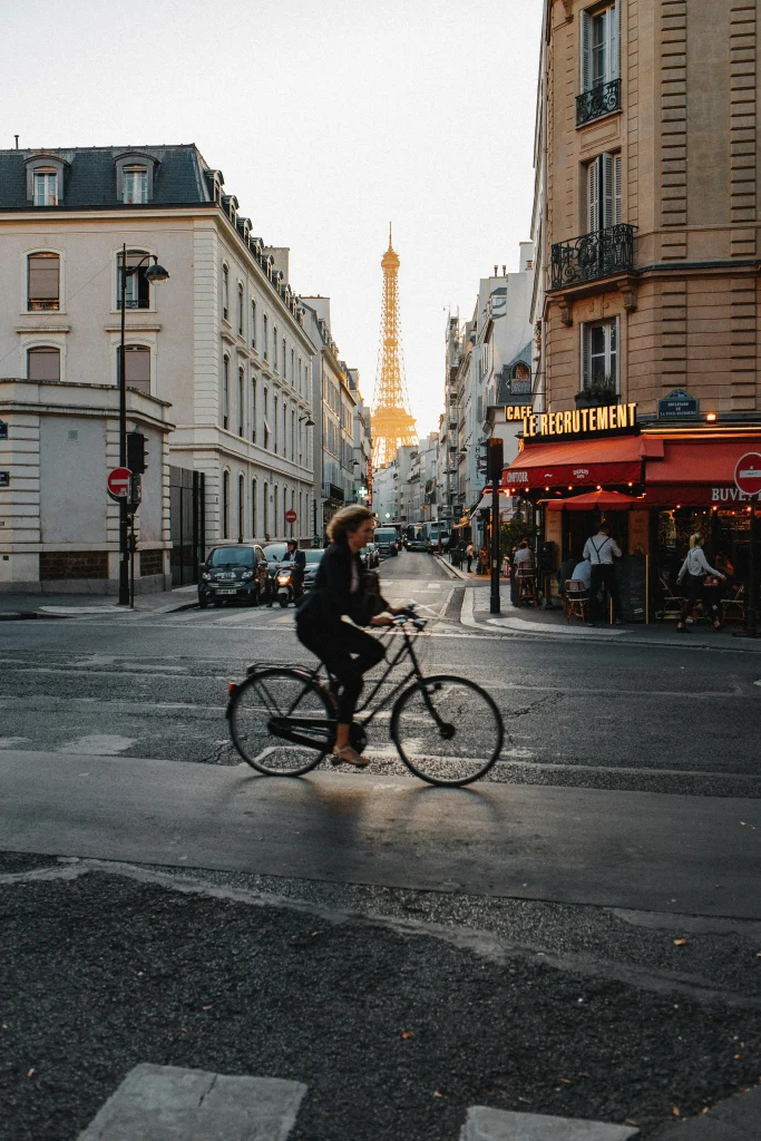 "Bicicletas superan autos: cambio hacia transporte ecológico en París."