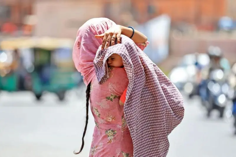 Una mujer protege a su bebé en Jaipur, estado de Rajasthan, donde se han registrado tres muertes por el calor.