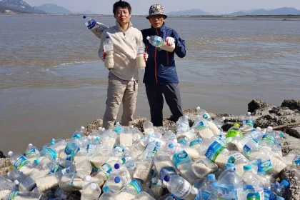 Desde Corea del Sur, envía arroz en botellas para socorrer a Corea del Norte.