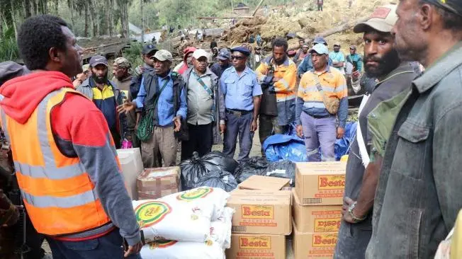 El primer ministro James Marape expresó sus condolencias y ordenó a las fuerzas de defensa del país y a las agencias de emergencia que se desplazaran a la zona, a unos 600 kilómetros al noroeste de la capital