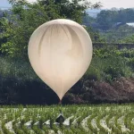 Tensión en la frontera con globos de basura