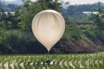 Tensión en la frontera con globos de basura