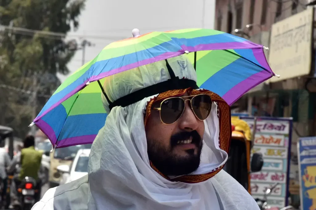 Un hombre lleva un sombrero con forma de sombrilla en un día de altas temperaturas en Bikaner, en el estado indio de Rajastán.