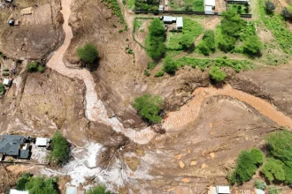 "La presa se desmorona, se pierden vidas en Kenia, la nación está de luto".