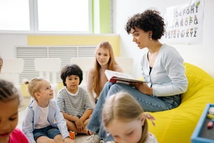 "Explora los aspectos cruciales de la salud infantil y adolescente, desde el desarrollo físico y emocional hasta la nutrición, salud mental y prevención de enfermedades. Obtén consejos prácticos para padres y cuidadores y mantente al día con los últimos avances en salud para garantizar un crecimiento óptimo y bienestar general."