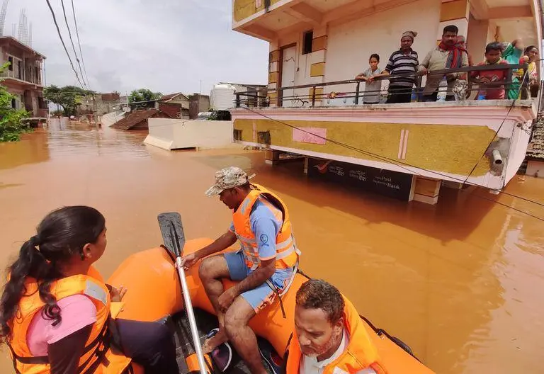 "Rescatistas en acción tras el desastre en Kerala"