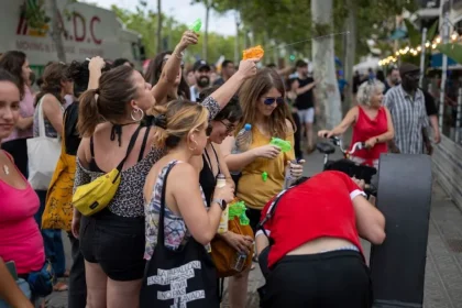 "Residentes de Barcelona protestan con pistolas de agua en contra del turismo.