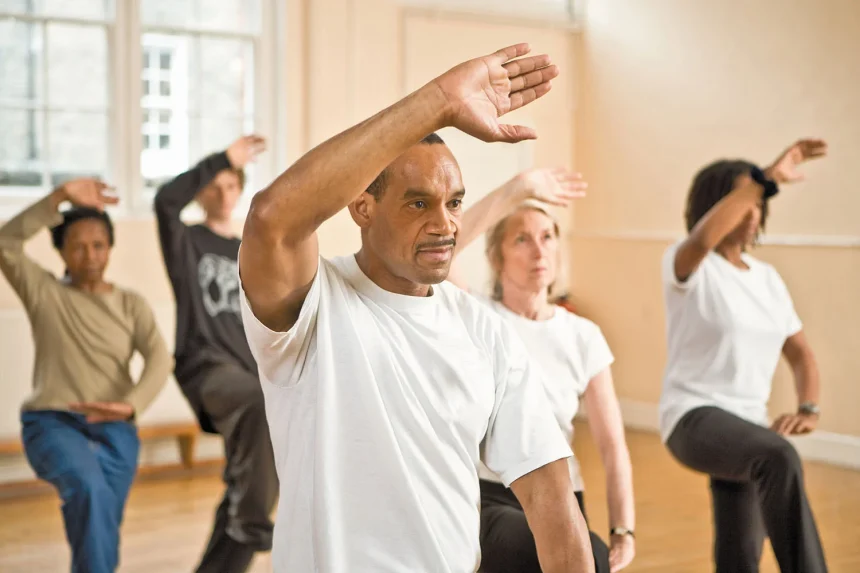 Descubre cómo el Tai Chi puede transformar tu salud física y mental a través de movimientos suaves y terapéuticos.