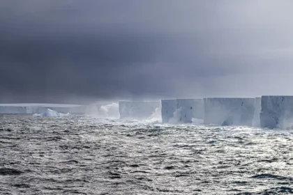 El iceberg más grande del mundo, conocido como A23a, ha estado girando en su lugar al norte de la Antártida durante meses, en lugar de ser arrastrado por la corriente oceánica más poderosa de la Tierra.