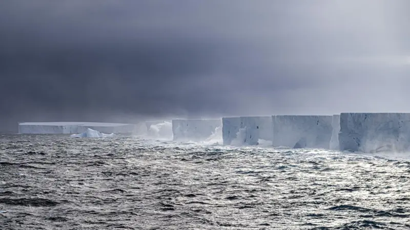 El iceberg más grande del mundo, conocido como A23a, ha estado girando en su lugar al norte de la Antártida durante meses, en lugar de ser arrastrado por la corriente oceánica más poderosa de la Tierra.