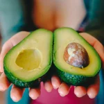 "Los Secretos del Aguacate: Cómo este Superalimento Transforma tu Belleza desde la Piel hasta el Cabello"