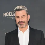 Jimmy Kimmel, uno de los presentadores más icónicos de la televisión estadounidense, ha decidido no asumir el rol de anfitrión de los premios Oscars en 2025