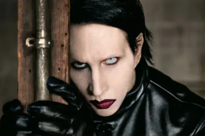 El icónico cantante de rock Marilyn Manson ha confirmado su regreso a la música con el anuncio de su duodécimo álbum titulado One Assassination Under God - Chapter 1, que se lanzará oficialmente el 22 de noviembre de 2024. Tras un silencio de cuatro años desde su último trabajo