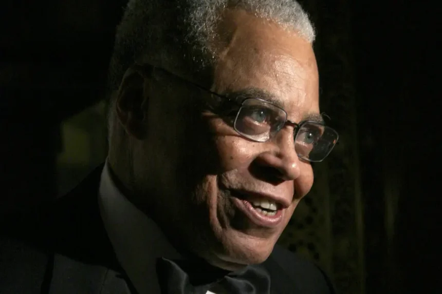 El mundo del cine ha perdido a uno de sus gigantes. James Earl Jones, conocido por su inconfundible voz y presencia en la pantalla, falleció a los 93 años, dejando un vacío profundo en la industria del entretenimiento.