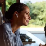 Los AirPods Pro 2, conocidos mundialmente por su calidad de sonido y diseño icónico, ahora podrán funcionar como audífonos de venta libre gracias a una nueva función denominada "Hearing Aid Feature" (HAF).