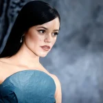 Jenna Ortega interpreta a Astrid Deetz, la hija del personaje de Winona Ryder, Lydia Deetz. Durante la misma entrevista, la actriz compartió detalles sobre su papel