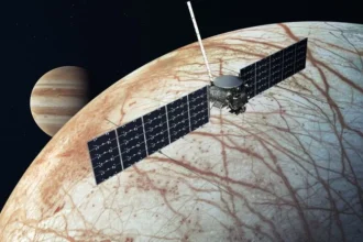 La misión Europa Clipper está a punto de hacer historia al embarcarse en un viaje sin precedentes para explorar una de las lunas más enigmáticas de Júpiter, Europa. Este proyecto, que ha estado en desarrollo desde 2013