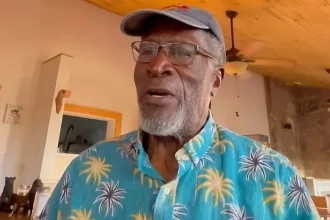 El mundo del entretenimiento ha perdido a uno de sus grandes referentes. John Amos, el actor reconocido por su papel como James Evans Sr. en la serie de comedia de situación "Good Times" y por su aclamada interpretación de Kunta Kinte en la miniserie "Roots"