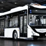 En 2024, una de las marcas más emblemáticas del transporte público en el mundo, Ikarus, está de vuelta con una propuesta renovada y revolucionaria. Conocidos por sus autobuses articulados, los icónicos "buses acordeón"