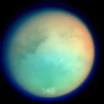 Titan, la mayor luna de Saturno, ha fascinado a los científicos por sus similitudes y diferencias con la Tierra. Este satélite no solo cuenta con una atmósfera densa, sino también con la presencia de líquidos en su superficie en forma de ríos, lagos y mares.