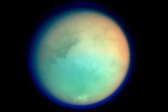 Titan, la mayor luna de Saturno, ha fascinado a los científicos por sus similitudes y diferencias con la Tierra. Este satélite no solo cuenta con una atmósfera densa, sino también con la presencia de líquidos en su superficie en forma de ríos, lagos y mares.