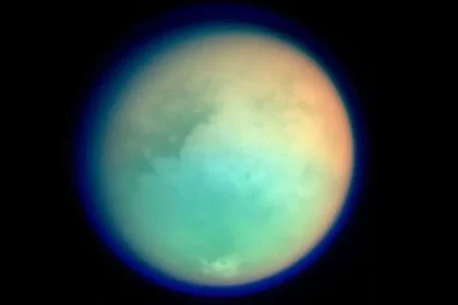 Titan, la mayor luna de Saturno, ha fascinado a los científicos por sus similitudes y diferencias con la Tierra. Este satélite no solo cuenta con una atmósfera densa, sino también con la presencia de líquidos en su superficie en forma de ríos, lagos y mares.