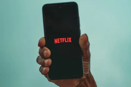 La popular plataforma de streaming Netflix ha anunciado el lanzamiento de una innovadora función para sus usuarios: "Moments". Esta herramienta permite a los suscriptores guardar, revivir y compartir sus escenas favoritas de series y películas de manera rápida y sencilla.