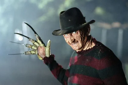 El nombre de Freddy Krueger sigue resonando en la cultura popular como uno de los personajes más icónicos del cine de terror. Desde su debut en A Nightmare on Elm Street en 1984, este asesino de los sueños