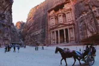 En uno de los descubrimientos arqueológicos más asombrosos de los últimos tiempos, un equipo de investigadores ha desenterrado una tumba oculta en la histórica ciudad de Petra, Jordania. El hallazgo, enterrado bajo el famoso Khaznah