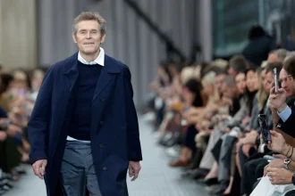 A sus 69 años, Willem Dafoe, reconocido por su versatilidad y presencia en la gran pantalla, dejó a todos boquiabiertos con su inesperada participación en el desfile de Miu Miu, evento que marcó el cierre de la Semana de la Moda de París.