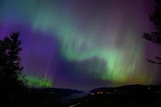 Una poderosa tormenta solar ha alcanzado la Tierra, generando un evento geomagnético de nivel 4 (G4) que ha traído consigo espectaculares auroras visibles incluso en latitudes tan al sur como Alabama y el norte de California.