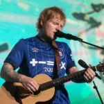 La conexión entre el deporte y la música a menudo resulta anecdótica, pero en el caso del Ipswich Town y Ed Sheeran, se ha convertido en un motor de inspiración y estrategia. El club, que este año celebra su retorno a la Premier League tras más de dos décadas, ha encontrado en la superestrella británica un aliado inesperado y fundamental para su éxito dentro y fuera del campo.