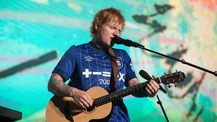 La conexión entre el deporte y la música a menudo resulta anecdótica, pero en el caso del Ipswich Town y Ed Sheeran, se ha convertido en un motor de inspiración y estrategia. El club, que este año celebra su retorno a la Premier League tras más de dos décadas, ha encontrado en la superestrella británica un aliado inesperado y fundamental para su éxito dentro y fuera del campo.