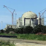 En la década de 1980, Cuba emprendió un ambicioso proyecto liderado por Fidel Castro: la construcción de la central nuclear de Juraguá en la provincia de Cienfuegos. Este proyecto no solo buscaba liberar a la isla de su dependencia del petróleo extranjero, sino también posicionarla como un referente en energía nuclear en la región. Sin embargo, la realidad económica y política, marcada por la caída de la Unión Soviética, transformó este sueño en uno de los mayores símbolos de los fracasos de la Revolución Cubana.