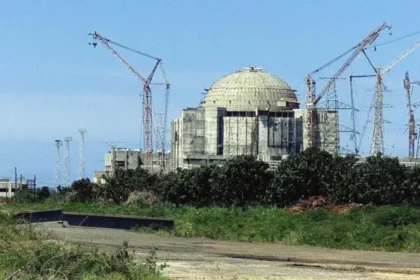 En la década de 1980, Cuba emprendió un ambicioso proyecto liderado por Fidel Castro: la construcción de la central nuclear de Juraguá en la provincia de Cienfuegos. Este proyecto no solo buscaba liberar a la isla de su dependencia del petróleo extranjero, sino también posicionarla como un referente en energía nuclear en la región. Sin embargo, la realidad económica y política, marcada por la caída de la Unión Soviética, transformó este sueño en uno de los mayores símbolos de los fracasos de la Revolución Cubana.