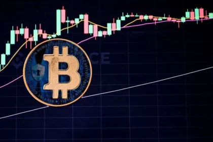 El mercado de criptomonedas ha vivido un renacimiento sin precedentes, liderado por el ascenso meteórico del Bitcoin, que alcanzó un máximo histórico de 99,000 dólares este viernes. Este hito marca un aumento del 130% en lo que va del 2024, impulsado por la victoria de Donald Trump en las elecciones presidenciales de Estados Unidos y su promesa de crear un entorno más favorable para los activos digitales.