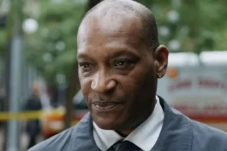 El mundo del cine ha perdido a uno de sus exponentes más memorables. Tony Todd, quien se convirtió en un pilar del género de terror, falleció el 6 de noviembre de 2024 a la edad de 69 años en su casa de Los Ángeles. Esta triste noticia fue confirmada por sus representantes