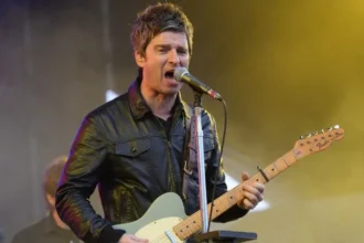 El mundo de la música recibió recientemente una doble dosis de emoción: el anuncio del regreso de Oasis y la subasta de una guitarra histórica utilizada por Noel Gallagher, pieza central en la etapa dorada de la banda británica. Esta combinación de noticias no solo ha avivado el fervor entre los seguidores del grupo, sino que también ha puesto en primer plano el legado de una de las bandas más influyentes de la música pop y britpop.