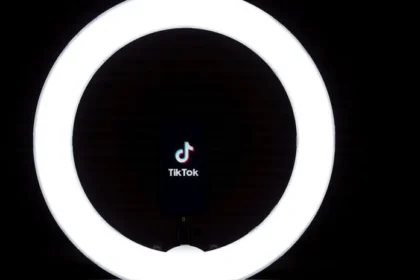 En una medida que ha captado la atención internacional, el Gobierno de Canadá anunció la suspensión de las operaciones comerciales de TikTok en su territorio, aunque los ciudadanos canadienses podrán seguir utilizando la plataforma para compartir y consumir contenido. Este paso marca un capítulo importante en el creciente escrutinio global hacia la red social china, propiedad de ByteDance Ltd., y plantea preguntas sobre la relación entre la tecnología, la seguridad nacional y las libertades individuales.