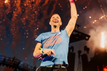 El famoso cantante y líder de la banda británica Coldplay, Chris Martin, vivió un momento inesperado durante uno de los conciertos de su gira Music of the Spheres World Tour en Melbourne, Australia. Mientras interactuaba con su público en el estadio Marvel