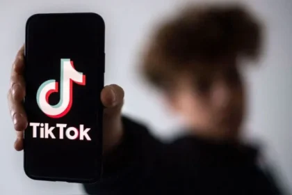 TikTok, una de las redes sociales más influyentes del mundo, ha anunciado una decisión que podría marcar un antes y un después en el uso de tecnología para la protección de la salud mental de sus usuarios más jóvenes. A partir de las próximas semanas, la plataforma restringirá el uso de filtros de belleza, aquellos que alteran la apariencia de manera sutil o drástica, para menores de 18 años. Esta medida, confirmada al medio estadounidense The Verge, surge como respuesta a crecientes preocupaciones sobre el impacto negativo que estas herramientas pueden tener en la autoestima, el sentido de identidad y la salud mental de los adolescentes.