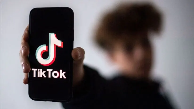 TikTok, una de las redes sociales más influyentes del mundo, ha anunciado una decisión que podría marcar un antes y un después en el uso de tecnología para la protección de la salud mental de sus usuarios más jóvenes. A partir de las próximas semanas, la plataforma restringirá el uso de filtros de belleza, aquellos que alteran la apariencia de manera sutil o drástica, para menores de 18 años. Esta medida, confirmada al medio estadounidense The Verge, surge como respuesta a crecientes preocupaciones sobre el impacto negativo que estas herramientas pueden tener en la autoestima, el sentido de identidad y la salud mental de los adolescentes.