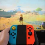 La Nintendo Switch 2, la esperada sucesora de una de las consolas más exitosas de todos los tiempos, ya está en camino. Con un anuncio oficial programado para principios de 2025 y un lanzamiento esperado para marzo del mismo año, los rumores y declaraciones oficiales han comenzado a revelar detalles clave sobre este nuevo dispositivo. En este artículo, exploraremos todo lo que sabemos hasta ahora sobre la Nintendo Switch 2, incluyendo su retrocompatibilidad, mejoras tecnológicas, y los posibles títulos que acompañarán su llegada.