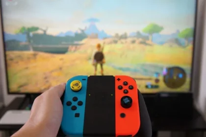 La Nintendo Switch 2, la esperada sucesora de una de las consolas más exitosas de todos los tiempos, ya está en camino. Con un anuncio oficial programado para principios de 2025 y un lanzamiento esperado para marzo del mismo año, los rumores y declaraciones oficiales han comenzado a revelar detalles clave sobre este nuevo dispositivo. En este artículo, exploraremos todo lo que sabemos hasta ahora sobre la Nintendo Switch 2, incluyendo su retrocompatibilidad, mejoras tecnológicas, y los posibles títulos que acompañarán su llegada.