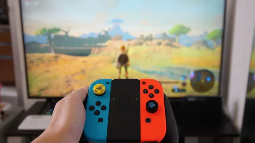 La Nintendo Switch 2, la esperada sucesora de una de las consolas más exitosas de todos los tiempos, ya está en camino. Con un anuncio oficial programado para principios de 2025 y un lanzamiento esperado para marzo del mismo año, los rumores y declaraciones oficiales han comenzado a revelar detalles clave sobre este nuevo dispositivo. En este artículo, exploraremos todo lo que sabemos hasta ahora sobre la Nintendo Switch 2, incluyendo su retrocompatibilidad, mejoras tecnológicas, y los posibles títulos que acompañarán su llegada.